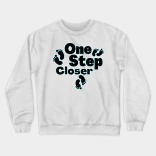 One step closer un paso mas cerca Crewneck Sweatshirt